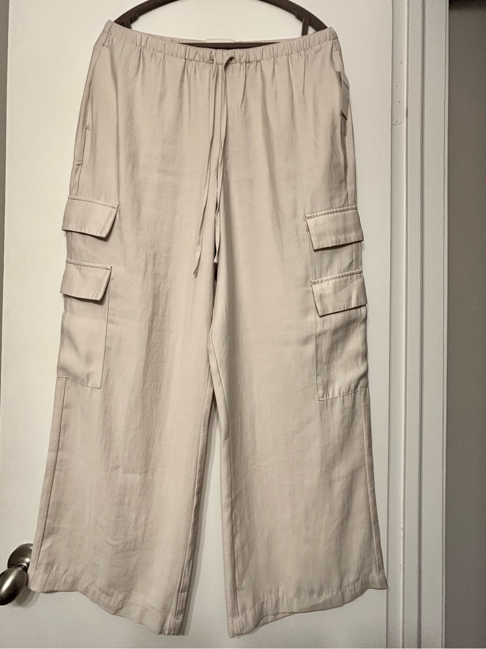 NWT Abercrombie & Fitch Beige Wide Leg Cargo Pants M